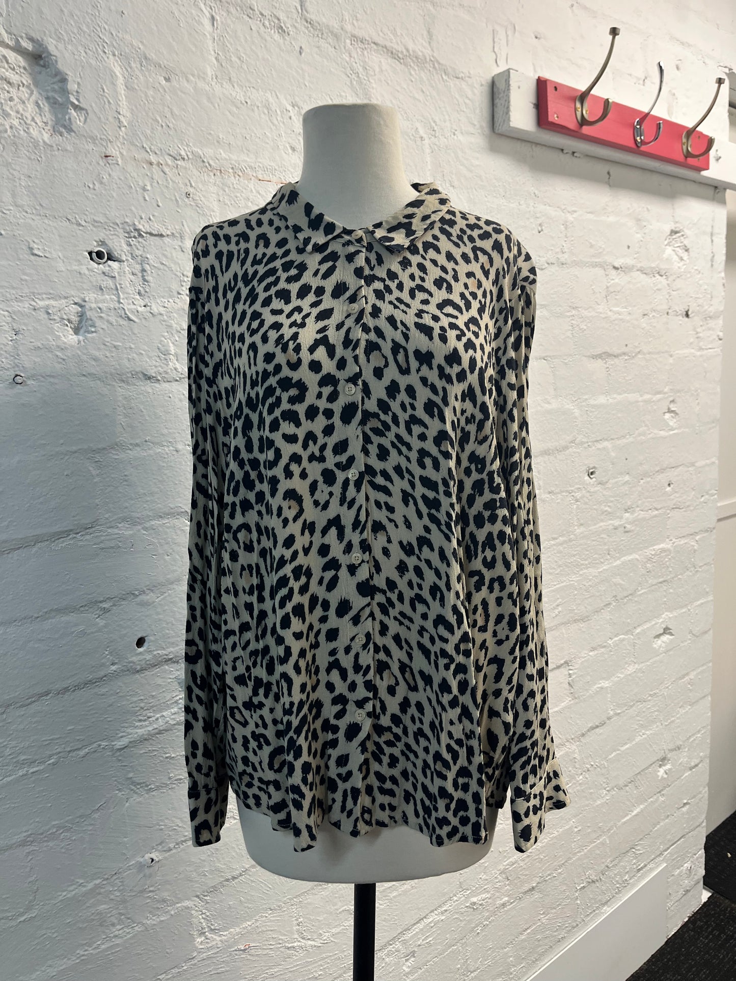 Long Sleeve Leopard Print Top Size 18